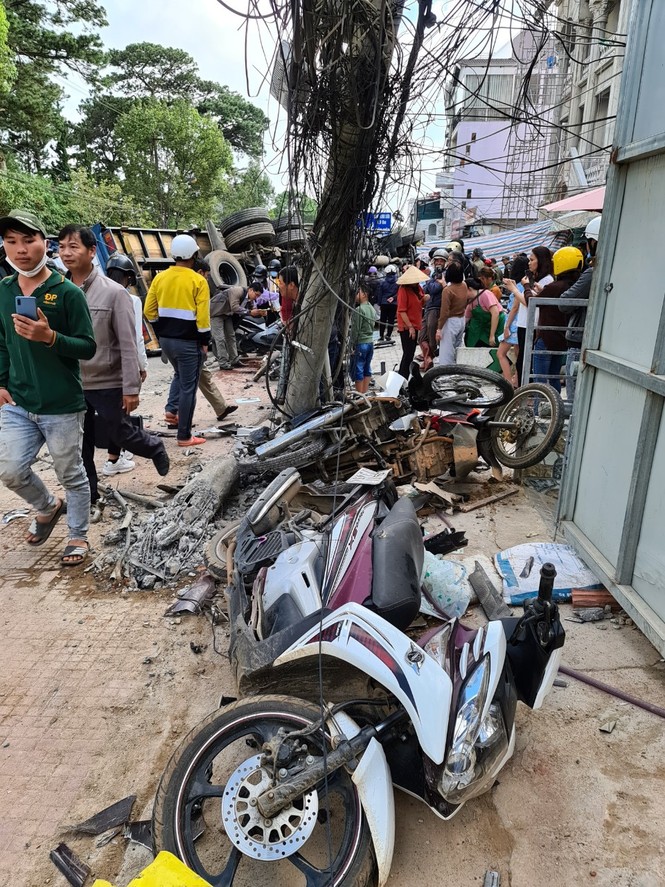 Xe tải chở bia ‘trôi’ trên phố, ủi bay 17 xe máy - ảnh 3