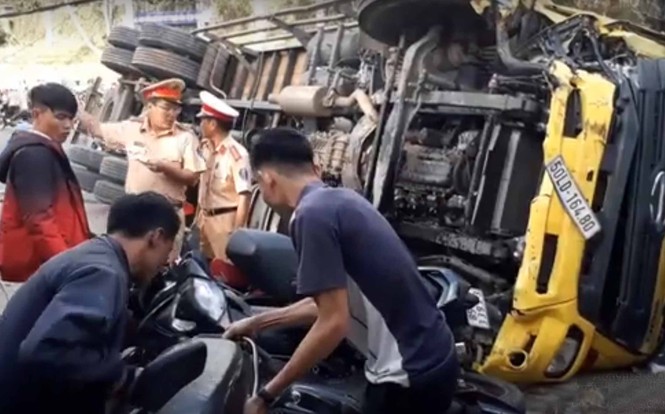 Xe tải chở bia ‘trôi’ trên phố, ủi bay 17 xe máy - ảnh 4