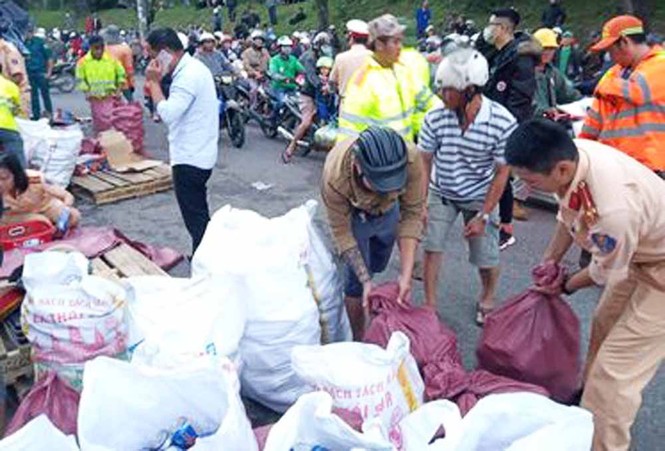 Xe tải chở bia ‘trôi’ trên phố, ủi bay 17 xe máy - ảnh 6