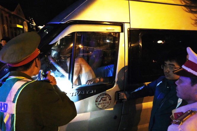 Summon a driver entrenched in a passenger car to broadcast live, oppose the police - photo 1