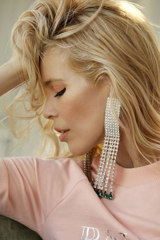 Siêu mẫu huyền thoại Claudia Schiffer trẻ trung ngỡ ngàng tuổi U50 - ảnh 1