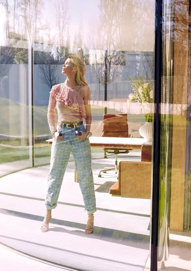 Siêu mẫu huyền thoại Claudia Schiffer trẻ trung ngỡ ngàng tuổi U50 - ảnh 5