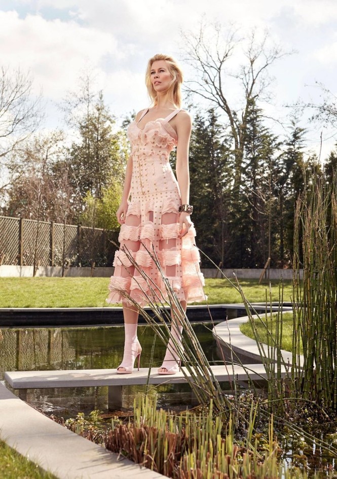 Siêu mẫu huyền thoại Claudia Schiffer trẻ trung ngỡ ngàng tuổi U50 - ảnh 6