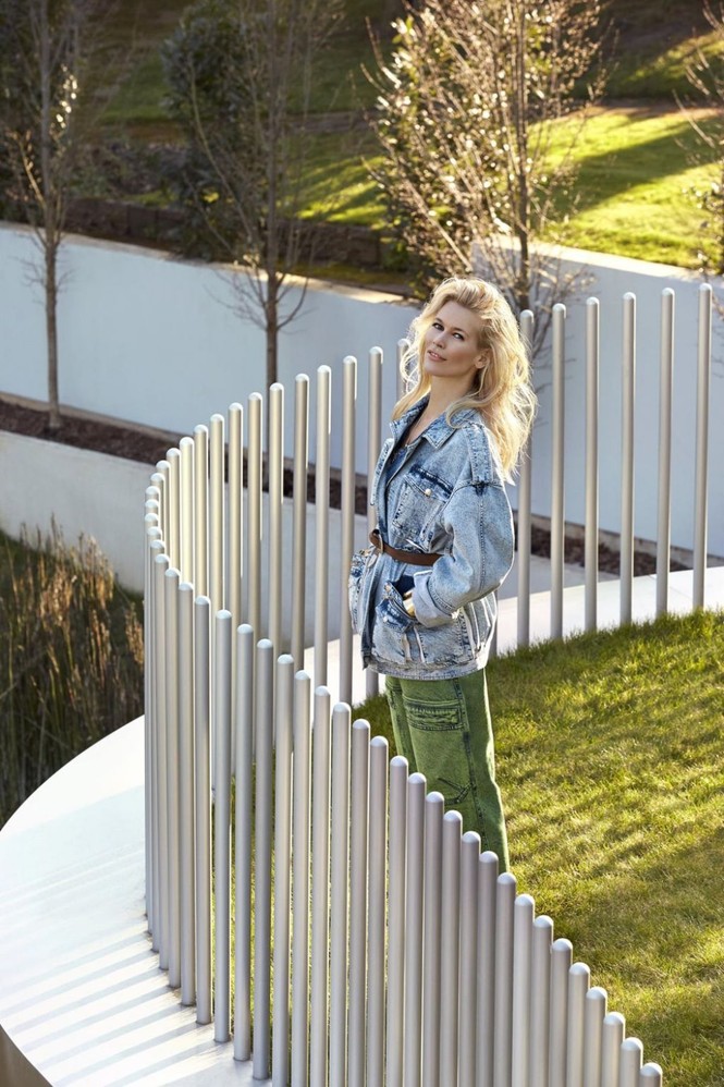 Siêu mẫu huyền thoại Claudia Schiffer trẻ trung ngỡ ngàng tuổi U50 - ảnh 7