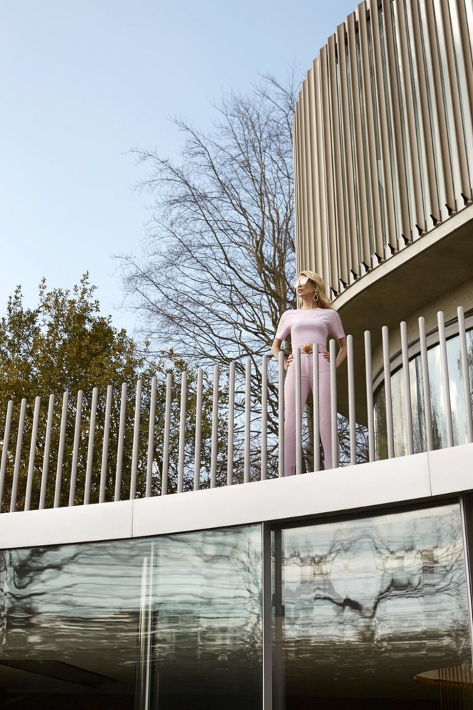 Siêu mẫu huyền thoại Claudia Schiffer trẻ trung ngỡ ngàng tuổi U50 - ảnh 8