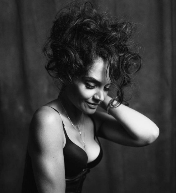 Katie Holmes bất ngờ gợi cảm với loạt ảnh mới - ảnh 2