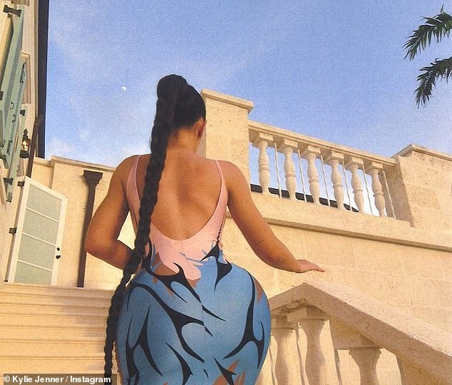 Em gái tỷ phú của Kim Kardashian khoe 3 vòng 'bỏng rẫy' gây choáng váng - ảnh 1