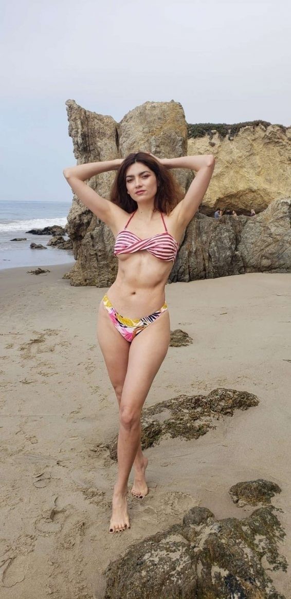 Không áo ngực, mỹ nhân Hollywoood quyến rũ với jumpsuit màu nude bó sát - ảnh 5