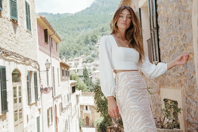 Vóc dáng tuyệt mỹ của chân dài 9x Lorena Rae cao 1m80 - ảnh 1