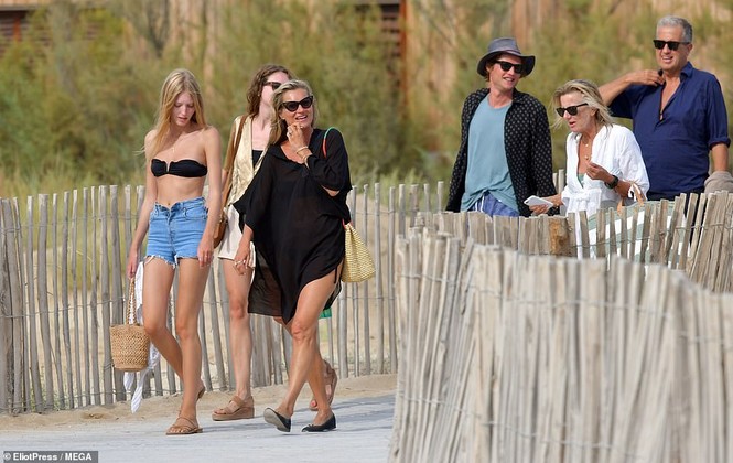 'Huyền thoại làng mốt' Kate Moss tự tin mặc bikini bé xíu ở tuổi 45 - ảnh 9