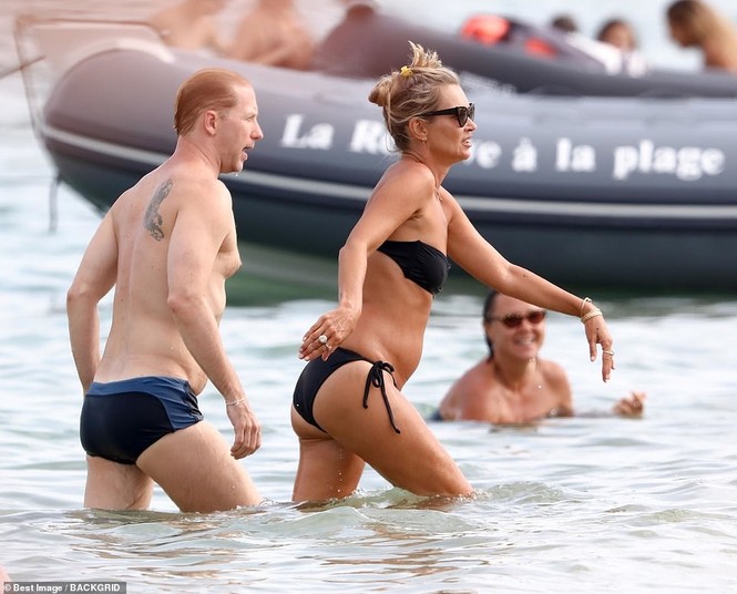'Huyền thoại làng mốt' Kate Moss tự tin mặc bikini bé xíu ở tuổi 45 - ảnh 4