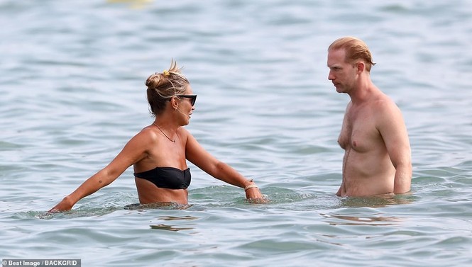 'Huyền thoại làng mốt' Kate Moss tự tin mặc bikini bé xíu ở tuổi 45 - ảnh 5