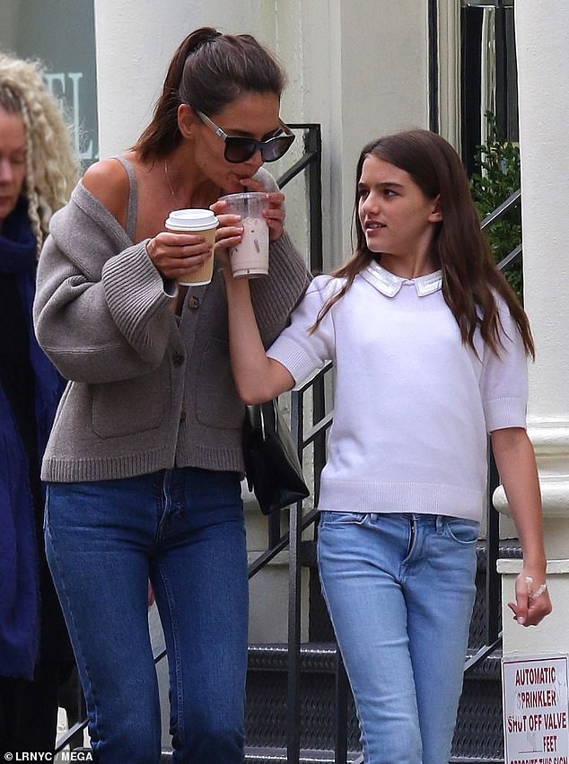 Katie Holmes mặc áo cardigan lệch vai, lộ nội y và ngực chảy xệ - ảnh 2