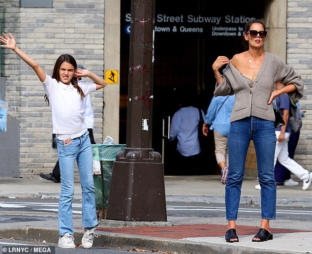Katie Holmes mặc áo cardigan lệch vai, lộ nội y và ngực chảy xệ - ảnh 7