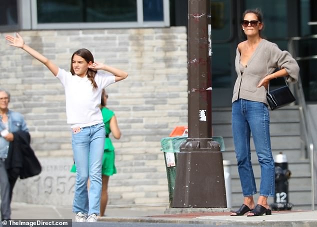 Katie Holmes mặc áo cardigan lệch vai, lộ nội y và ngực chảy xệ - ảnh 8