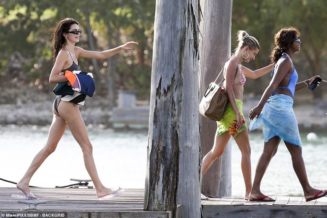 'Siêu mẫu đắt giá nhất 2018' thả dáng như tạc tượng với bikini bé xíu - ảnh 8