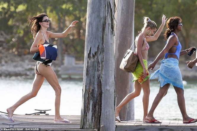 'Siêu mẫu đắt giá nhất 2018' thả dáng như tạc tượng với bikini bé xíu - ảnh 11