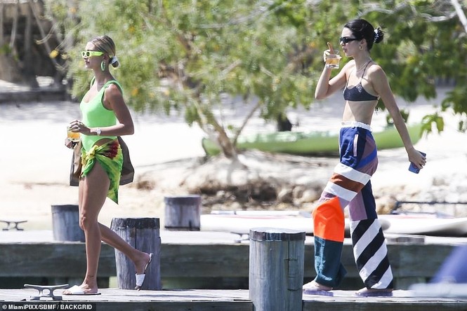 'Siêu mẫu đắt giá nhất 2018' thả dáng như tạc tượng với bikini bé xíu - ảnh 12