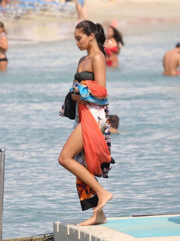 Siêu mẫu Úc Shanina Shaik khoe dáng săn chắc nóng bỏng với áo tắm - ảnh 8