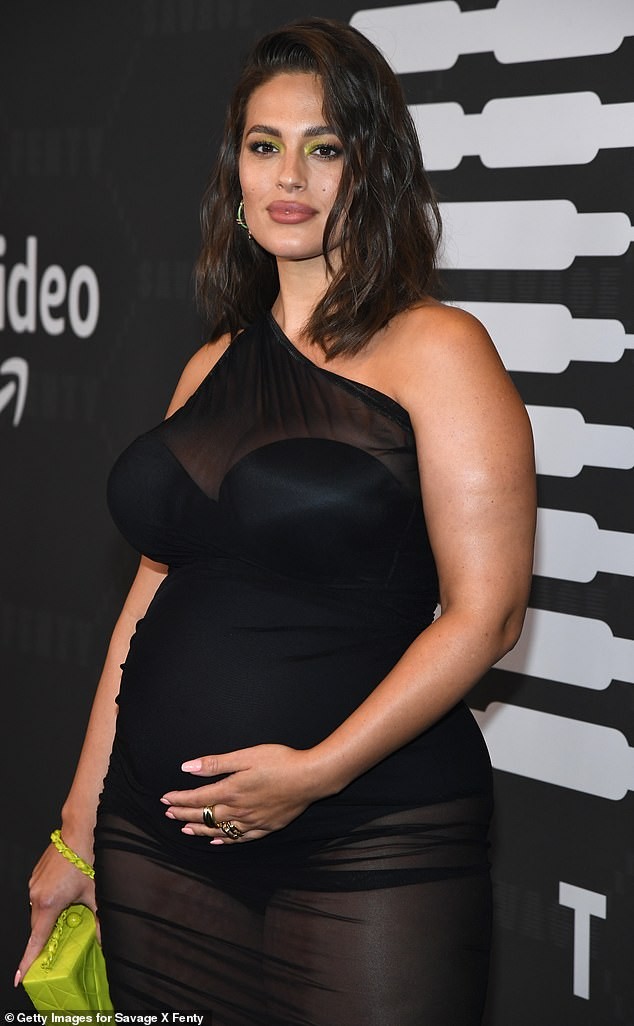 Mẫu ngoại cỡ Ashley Graham bầu 5 tháng vẫn mặc xuyên thấu gợi cảm - ảnh 2