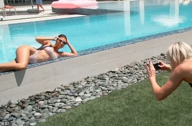 Kim Kardashian quá đỗi gợi cảm với bikini bé xíu - ảnh 5