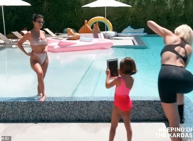 Kim Kardashian quá đỗi gợi cảm với bikini bé xíu - ảnh 9