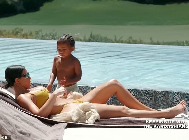 Kim Kardashian quá đỗi gợi cảm với bikini bé xíu - ảnh 10