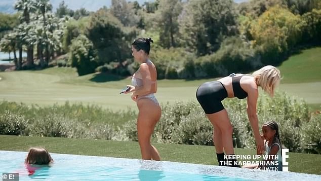 Kim Kardashian quá đỗi gợi cảm với bikini bé xíu - ảnh 12