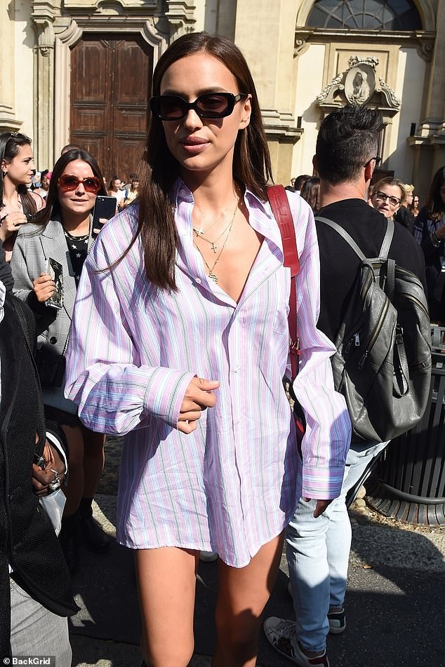 Siêu mẫu Nga Irina Shayk thả dáng buông lơi với mốt giấu quần siêu gợi cảm - ảnh 1