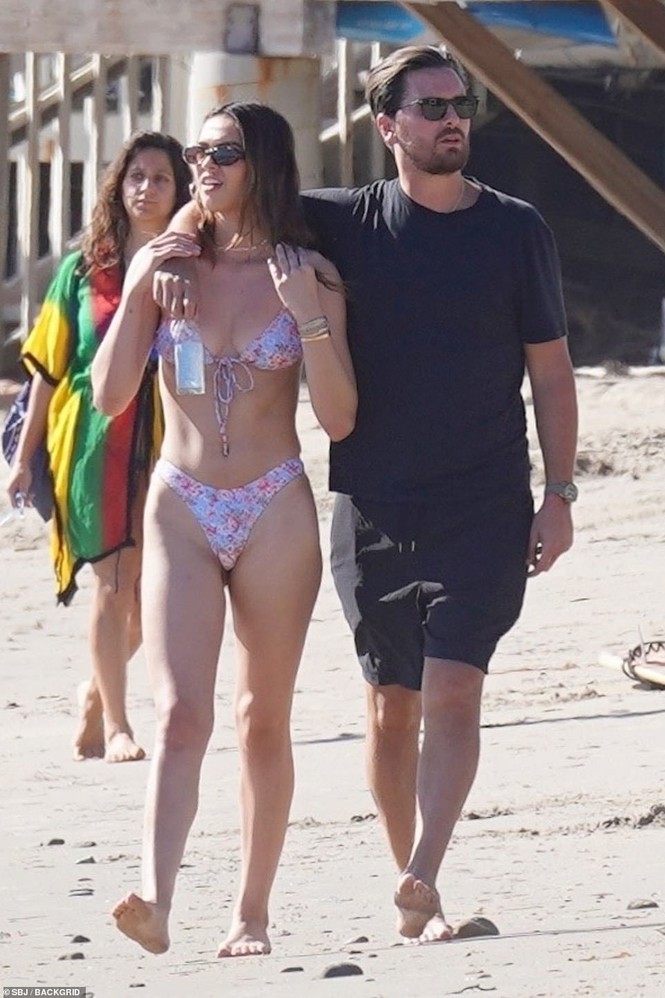 Sofia Richie mặc bikini khoe dáng cực nóng bỏng ở biển - ảnh 8