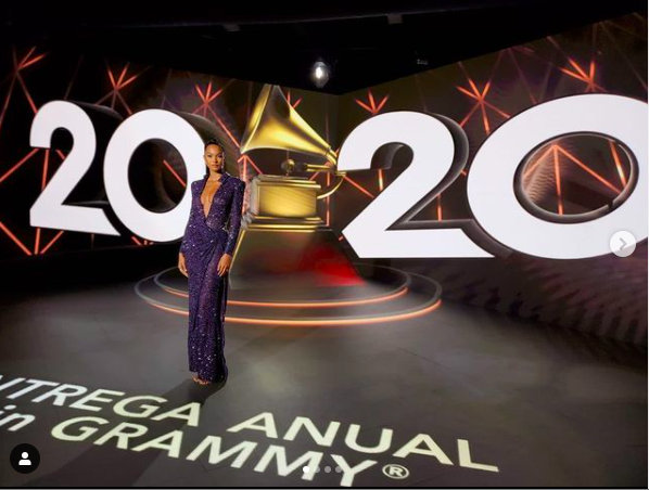 'Thiên thần' Lais Ribeiro khoe ngực đầy táo bạo tại giải Grammy Latin - ảnh 1