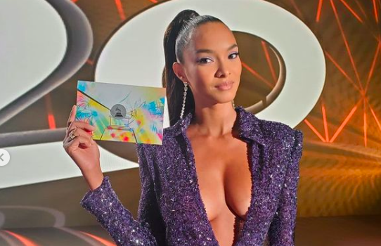 'Thiên thần' Lais Ribeiro khoe ngực đầy táo bạo tại giải Grammy Latin - ảnh 2