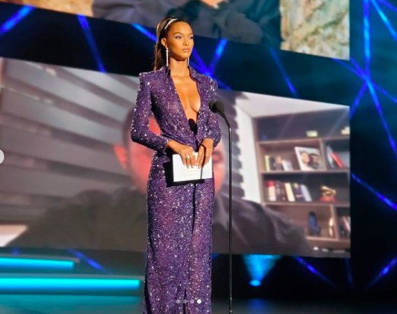 'Thiên thần' Lais Ribeiro khoe ngực đầy táo bạo tại giải Grammy Latin - ảnh 4