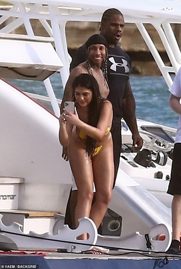 Tyga đi biển cùng bạn gái cũ 'bốc lửa' không kém tình xưa-tỷ phú Kylie Jenner - ảnh 1