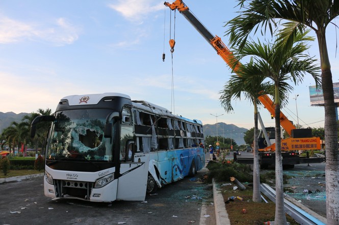 Xe khách tông nhau, 21 người thương vong - ảnh 2