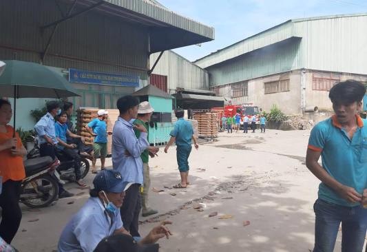 Kho sơn công ty gỗ phát cháy, công nhân tháo chạy khi đang làm việc - ảnh 2