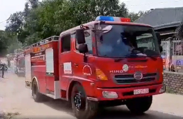 Kho sơn công ty gỗ phát cháy, công nhân tháo chạy khi đang làm việc - ảnh 3