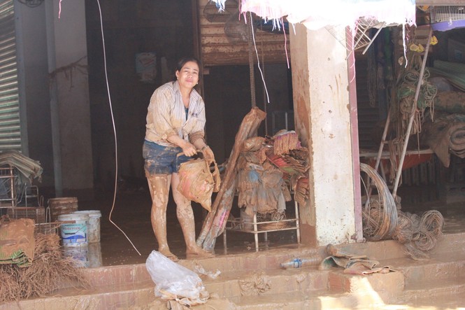 Miền Trung khắc phục hậu quả lũ lụt: Bới bùn vớt vát tài sản - ảnh 1