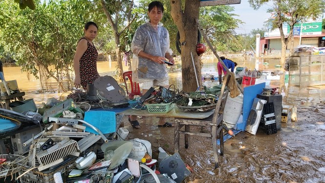 Miền Trung khắc phục hậu quả lũ lụt: Bới bùn vớt vát tài sản - ảnh 2