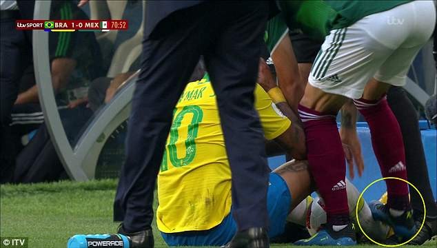 Neymar gây bão vì 'diễn kịch' quá lố, giãy đành đạch trên sân - ảnh 1