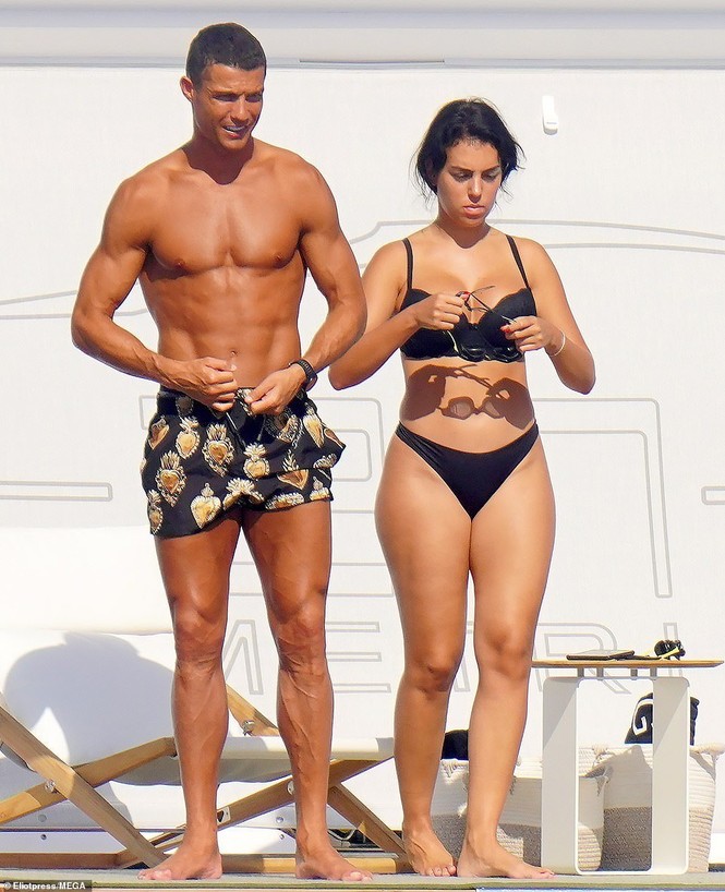 Bạn gái Ronaldo hé lộ điều bất ngờ: ‘Giới thượng lưu không chấp nhận chúng tôi’ - ảnh 3