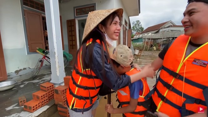 Thủy Tiên tài trợ học phí đến hết đại học cho 2 em nghèo vùng lũ - ảnh 3