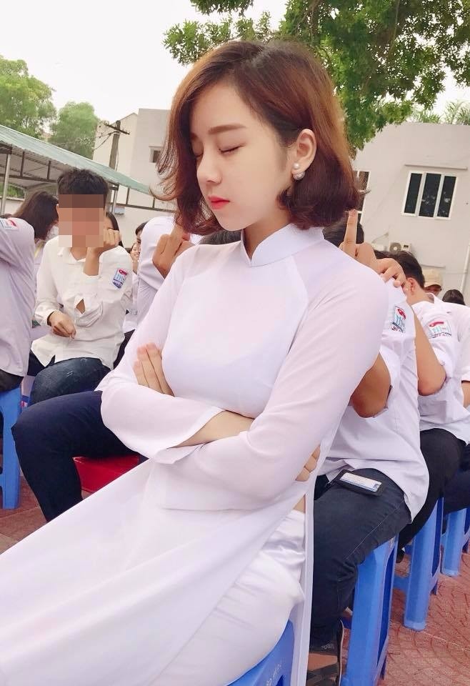Hot girl 'Nóng cùng World Cup' bị chỉ trích vì clip nhún nhảy phản cảm trên bàn - ảnh 6