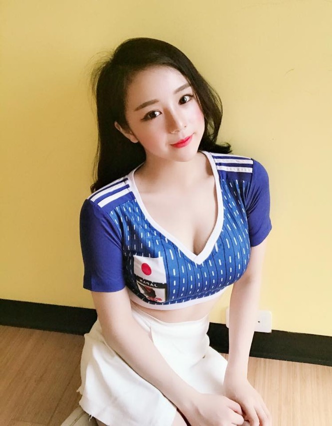 Hot girl 'Nóng cùng World Cup' bị chỉ trích vì clip nhún nhảy phản cảm trên bàn - ảnh 10