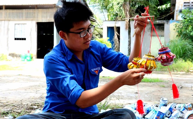 Lồng đèn vỏ lon, bánh trung thu handmade tặng trẻ em vùng sâu - ảnh 2