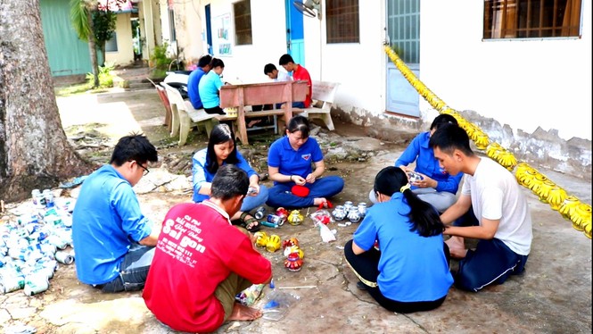 Lồng đèn vỏ lon, bánh trung thu handmade tặng trẻ em vùng sâu - ảnh 1