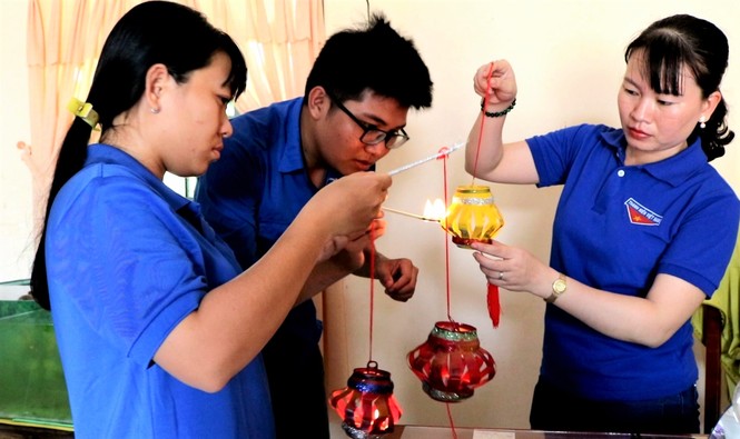 Lồng đèn vỏ lon, bánh trung thu handmade tặng trẻ em vùng sâu - ảnh 6