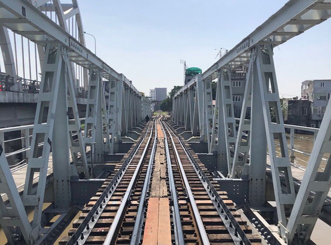 Tàu thủy đâm cầu biến dạng: Đơn vị điều tiết đường sông thường xuyên bỏ trực? - ảnh 1