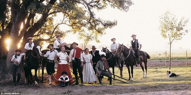 Người Gauchos ở Argentina sống du mục trên lưng ngựa và lang thang trên thảo nguyên từ đầu những năm 1700. Vào thế kỷ 19, cuộc sống của họ gặp nhiều khó khăn vì các quy định chống người du mục. Người Gauchos có thú tiêu khiển như đánh bạc, uống rượu, chơi guitar và ca hát.