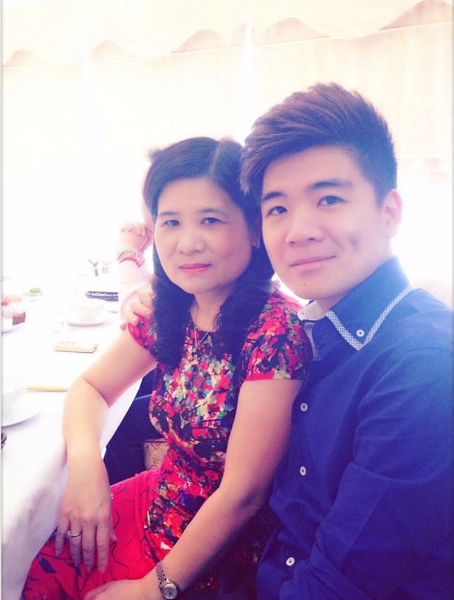 Những nét mềm mại trên gương mặt của chàng trai 25 tuổi được thừa hưởng từ mẹ